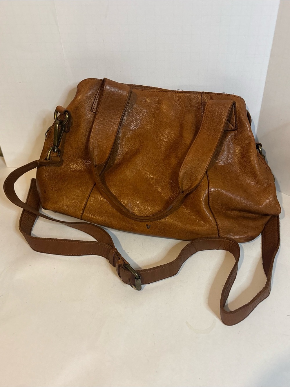 Stylish Tan Leather Shoulder Bag with Adjustable Strap